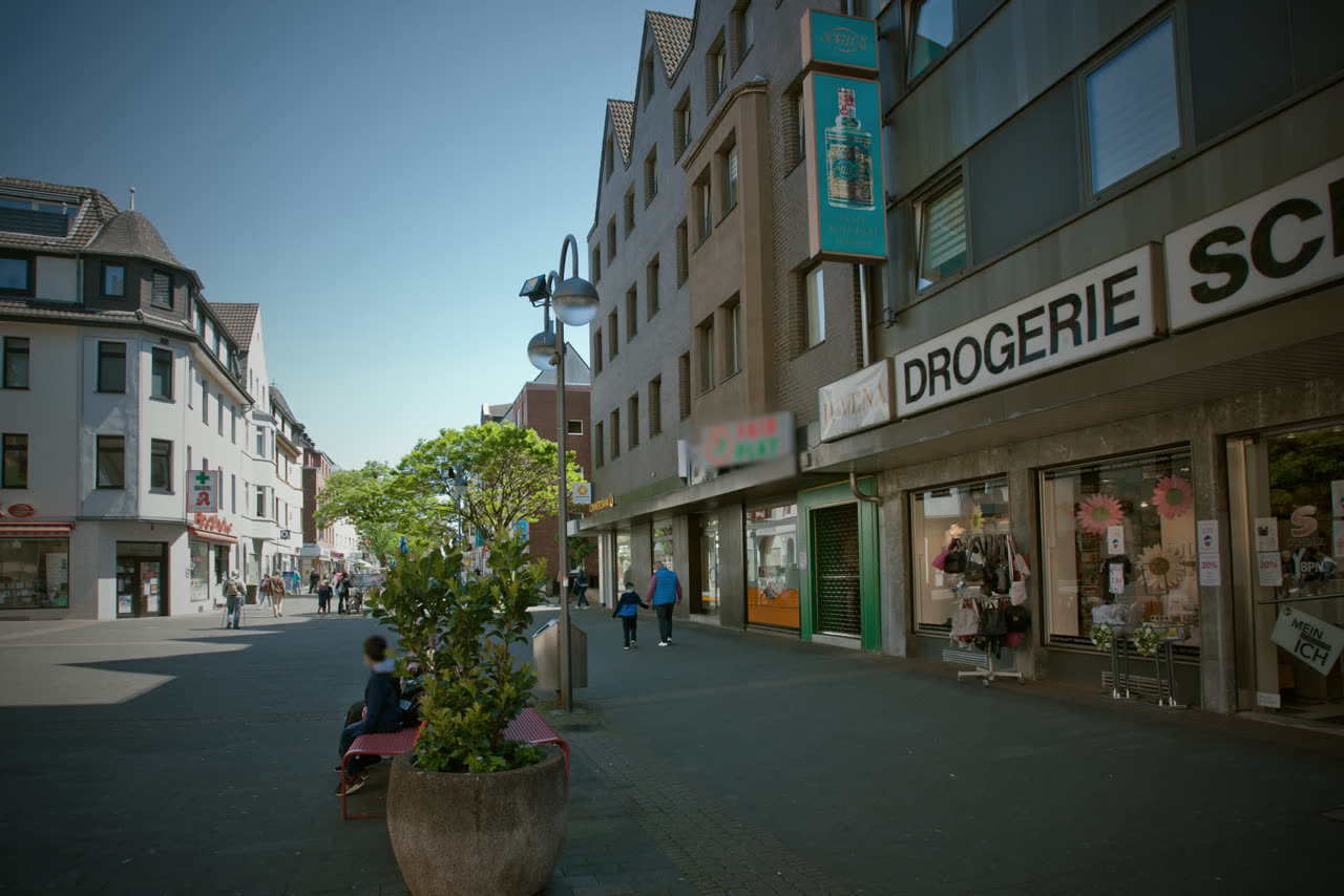 A Cologne shopping street near a DMRE property