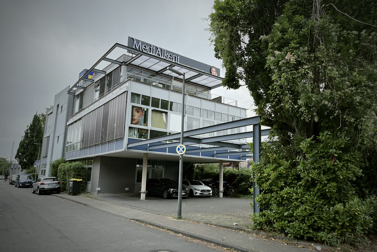 Modern commercial and office building at Weyerstraßer Weg in Cologne-Sülz